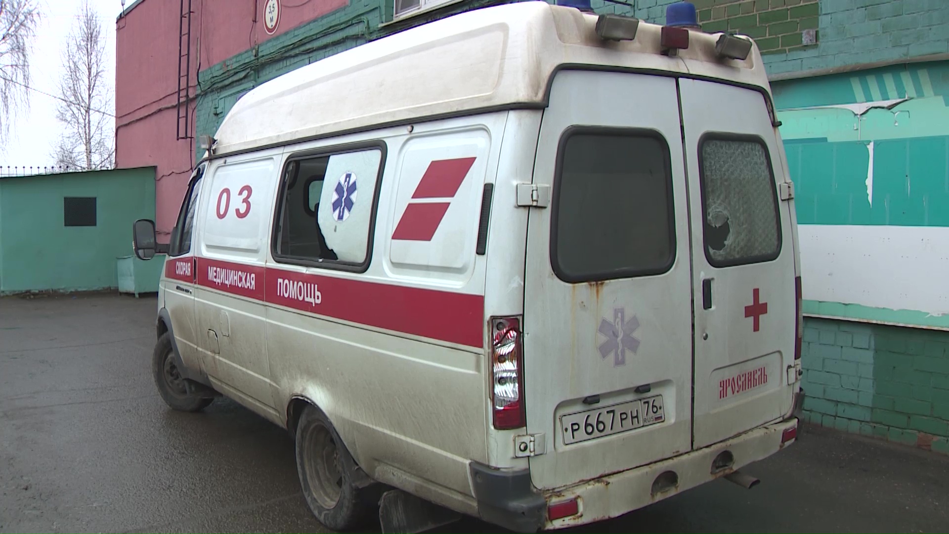 Пьяный ярославец металлической трубой расколотил автомобиль медиков, приехавших к нему на помощь