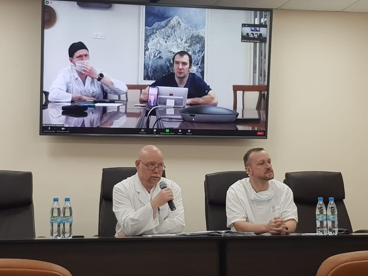Состояние хоккеиста, пострадавшего на матче в Ярославле, остается крайне тяжелым