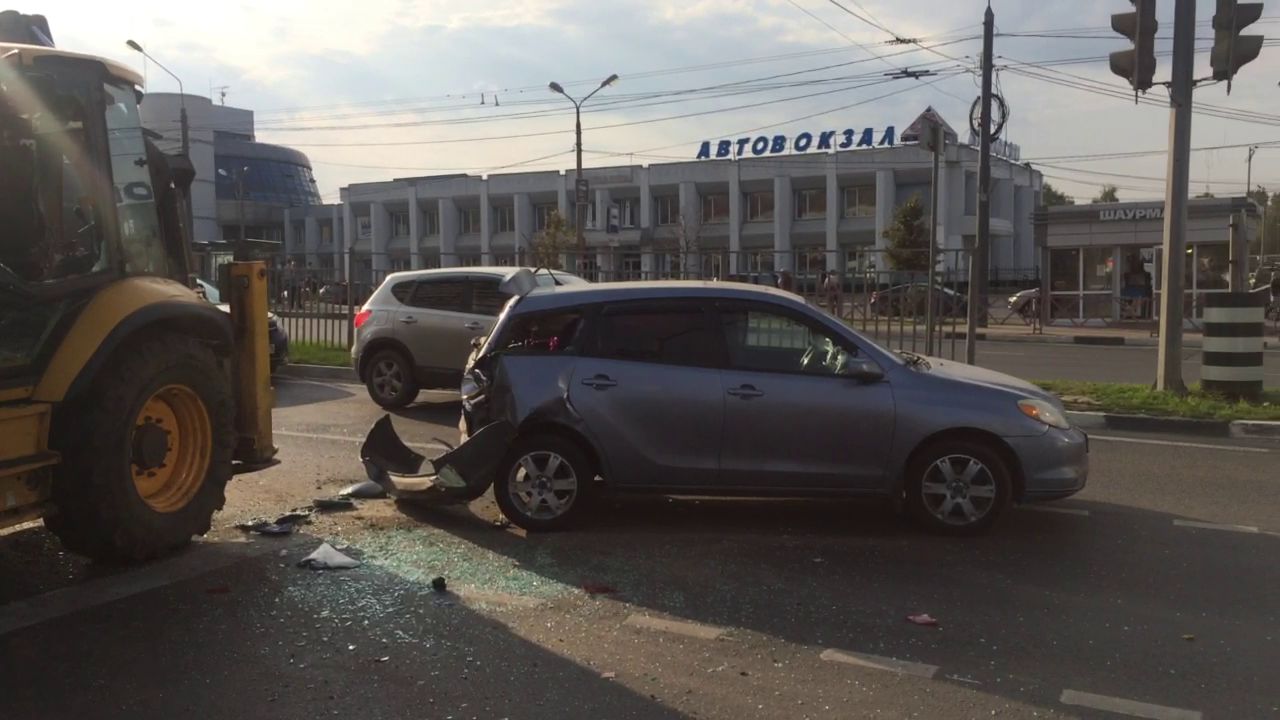 Из-за ДТП с трактором на Московском проспекте встали все троллейбусы