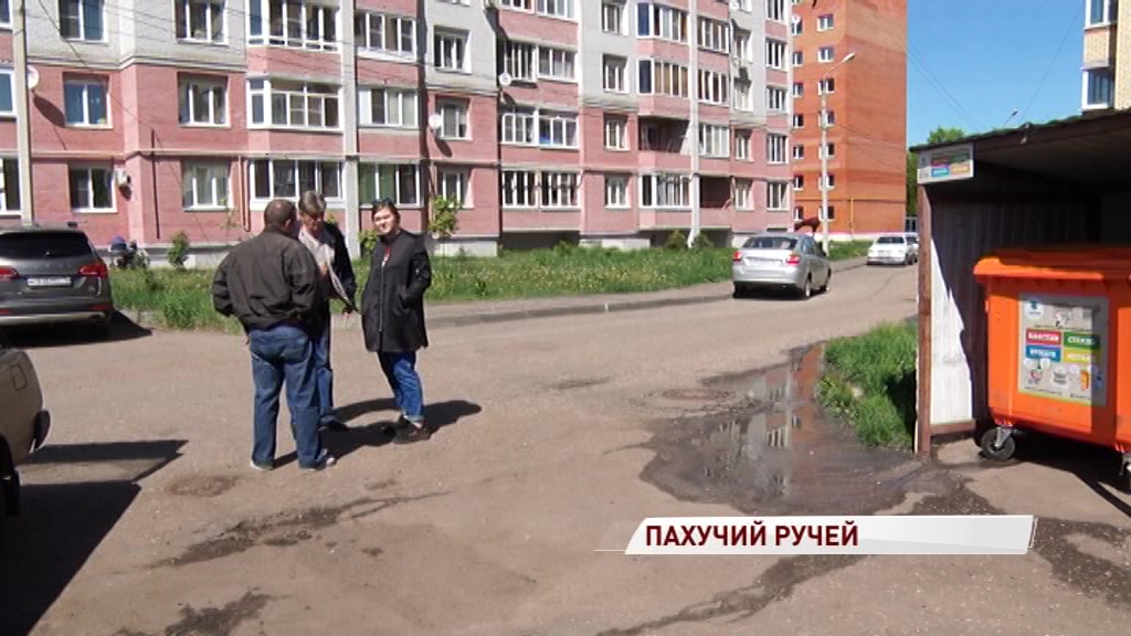 В одном из брагинских дворов из-за прорыва канализации образовался целый ручей