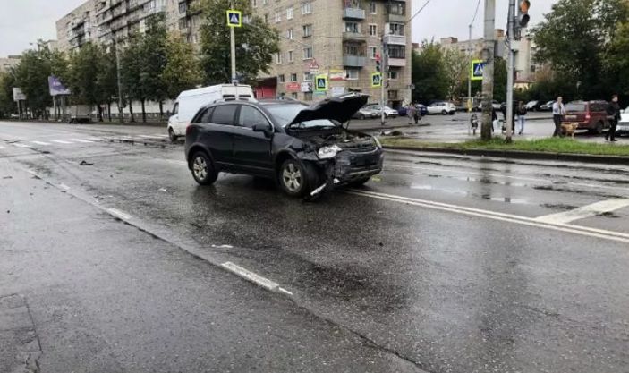 В Рыбинске лоб в лоб столкнулись «Опель» и «Фольксваген»: есть пострадавшие