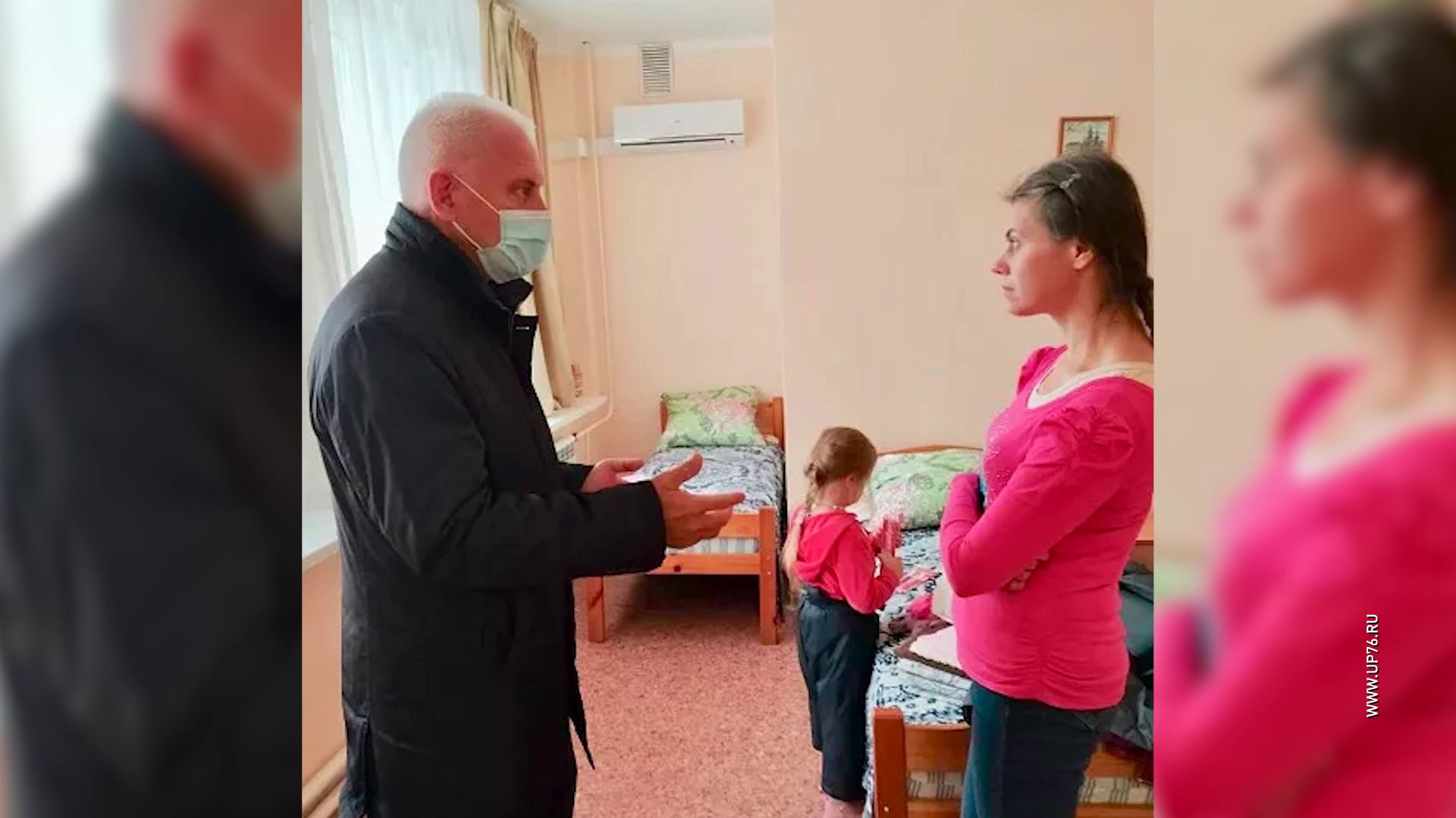 Мама с дочкой, жившие в подъезде, обрели временный приют