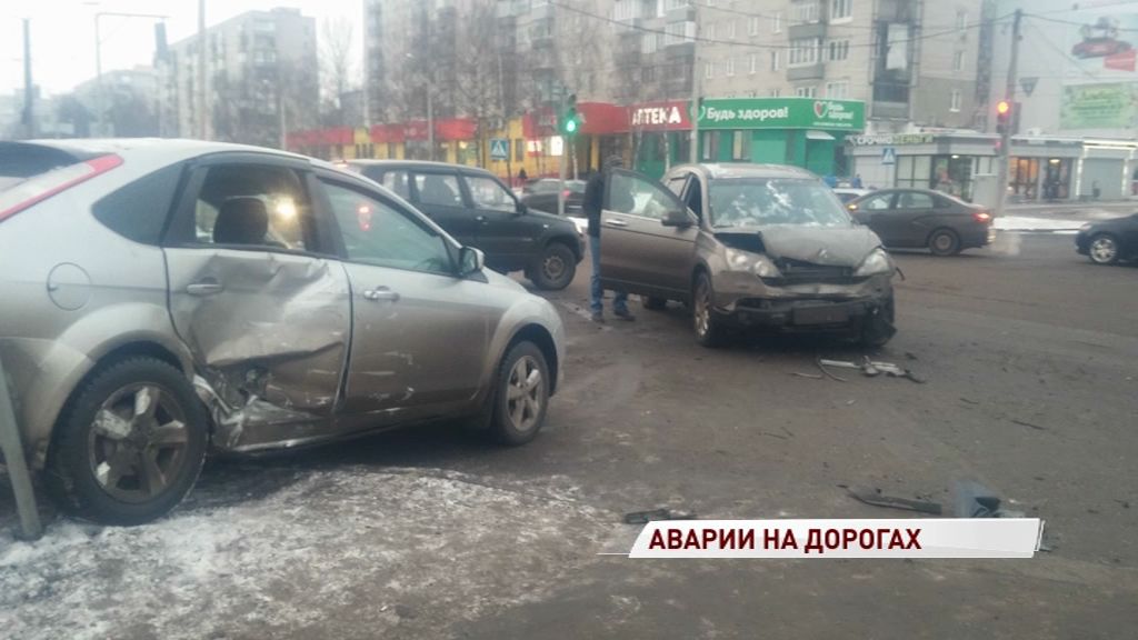 На проспекте Машиностроителей столкнулись две иномарки