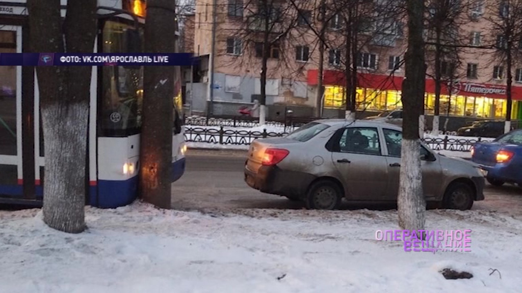 На проспекте Ленина автобус врезался в столб