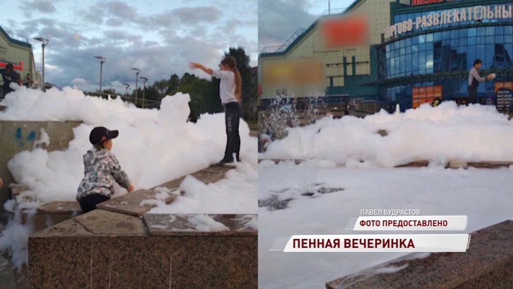 Неизвестный вылил в фонтан пену для ванн и обрадовал этим детей