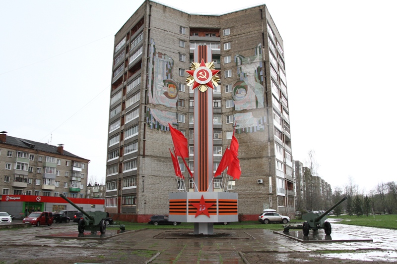 На площади маршала Жукова в Рыбинске установили артиллерийские орудия