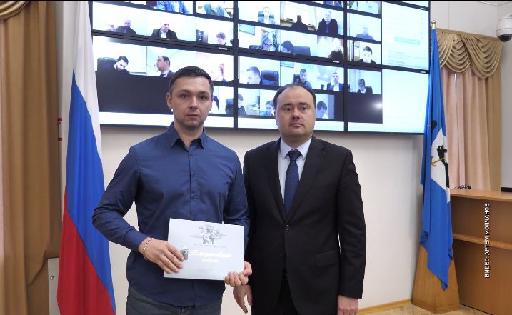 Троих ярославцев, которые спасли беременную женщину и её маленького сына, наградили в мэрии Ярославля