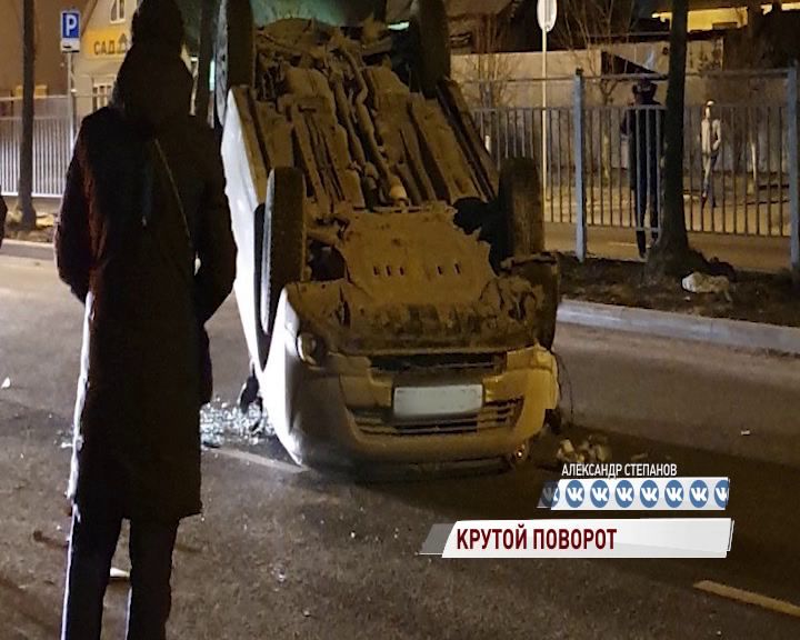 В Ярославле кроссовер перевернулся на крышу