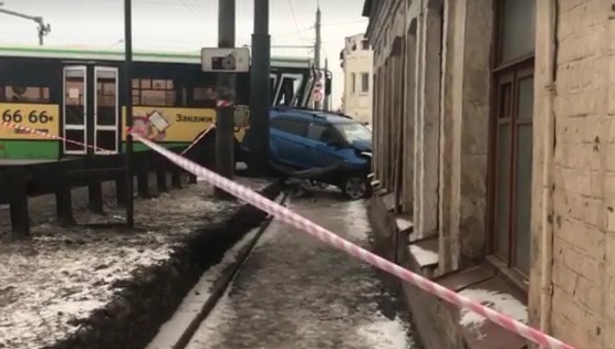 Один человек погиб в ДТП в столкновении двух автобусов и легковушки на Московском проспекте
