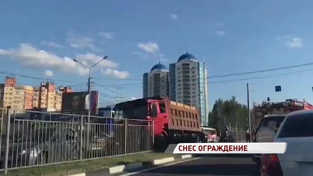 На Московском проспекте самосвал снес дорожное ограждение: собирается пробка