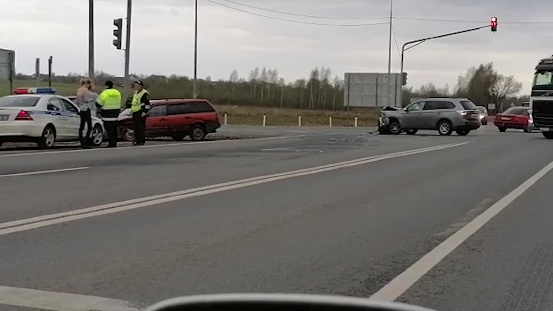 На улице Калинина в Ярославле дорогу не поделили две иномарки