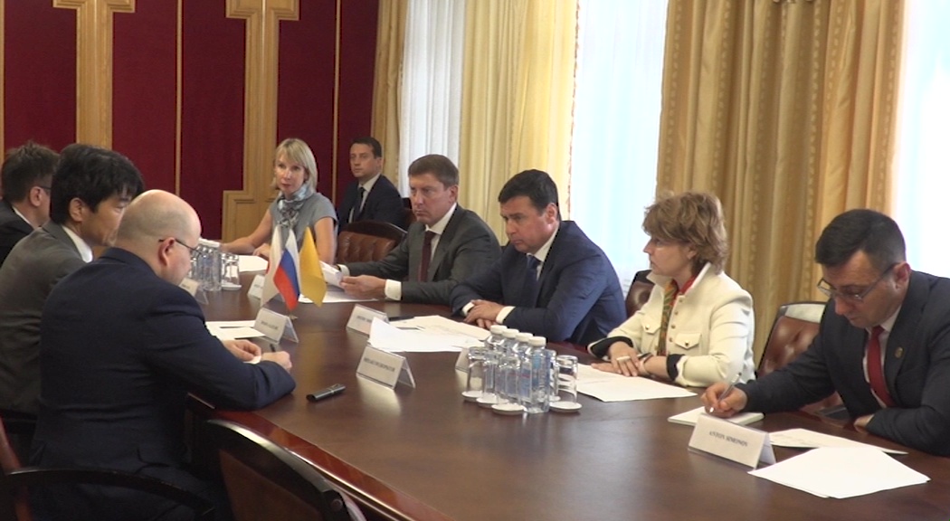 Дмитрий Миронов провел рабочую встречу с руководителем японского завода по производству строительной техники