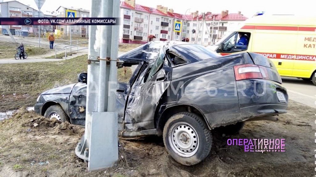 «Десятка» на полном ходу влетела в столб