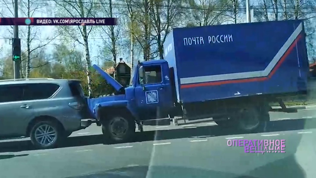 В Заволжском районе столкнулись три легковушки и почтовый грузовик