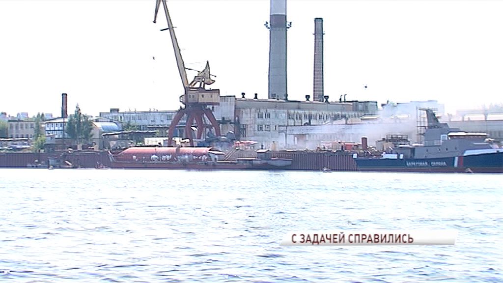 На учениях противопожарной службы с помощью пожарного катера потушили баржу