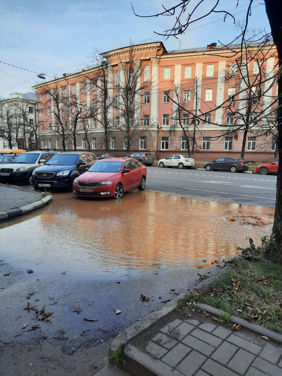 В центре Ярославля прорвало водопровод