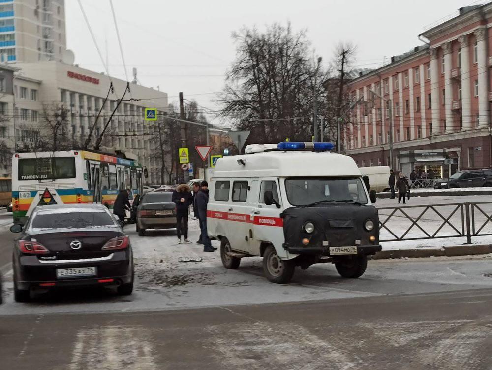 В Ярославле в ДТП попал автомобиль скорой: видео момента аварии