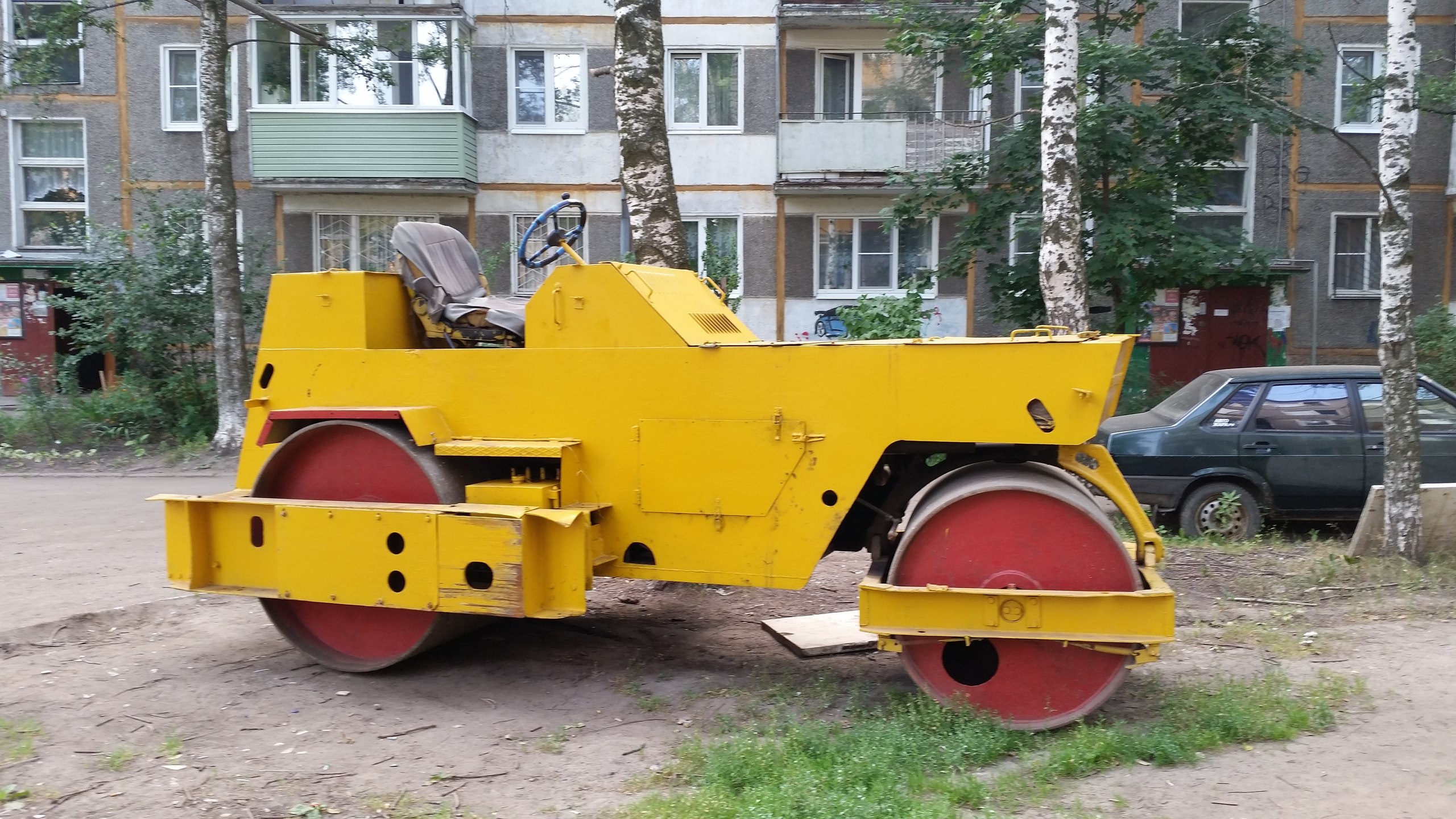 Выходили на балконы и кричали «Спасибо»: как в Дзержинском районе жители участвуют в перераспределении средств на ремонт дворов