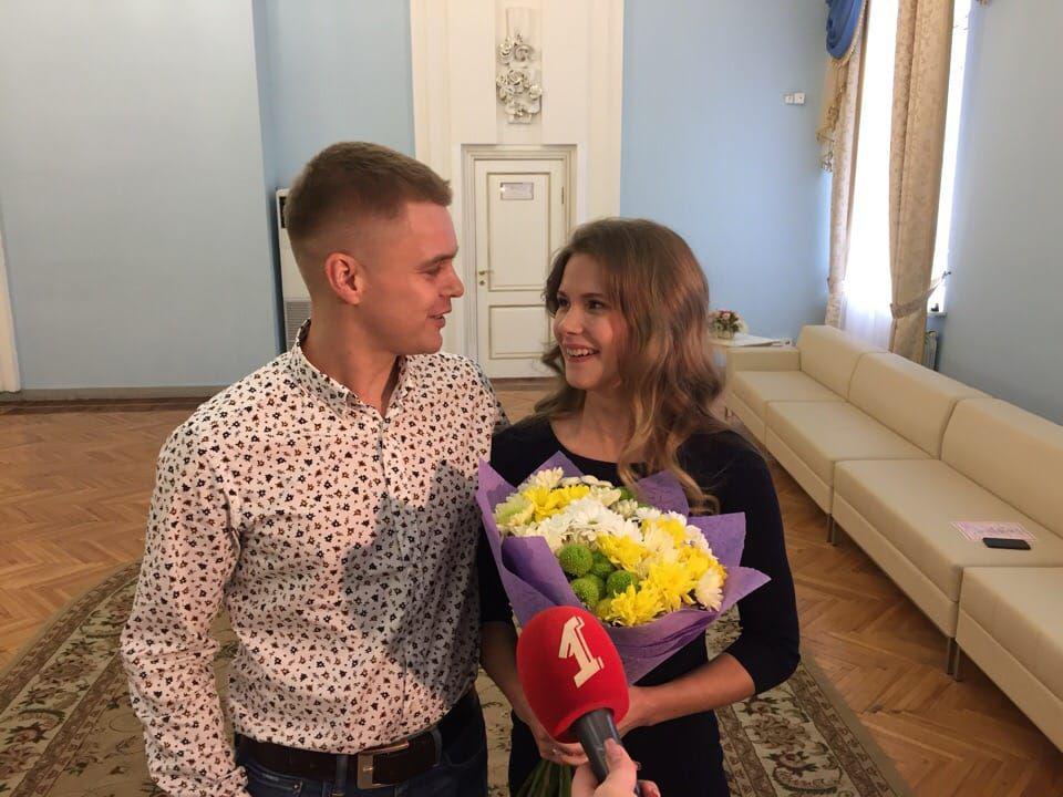 Коллектив «Первого Ярославского» поздравляет ведущую программ и новостей со свадьбой