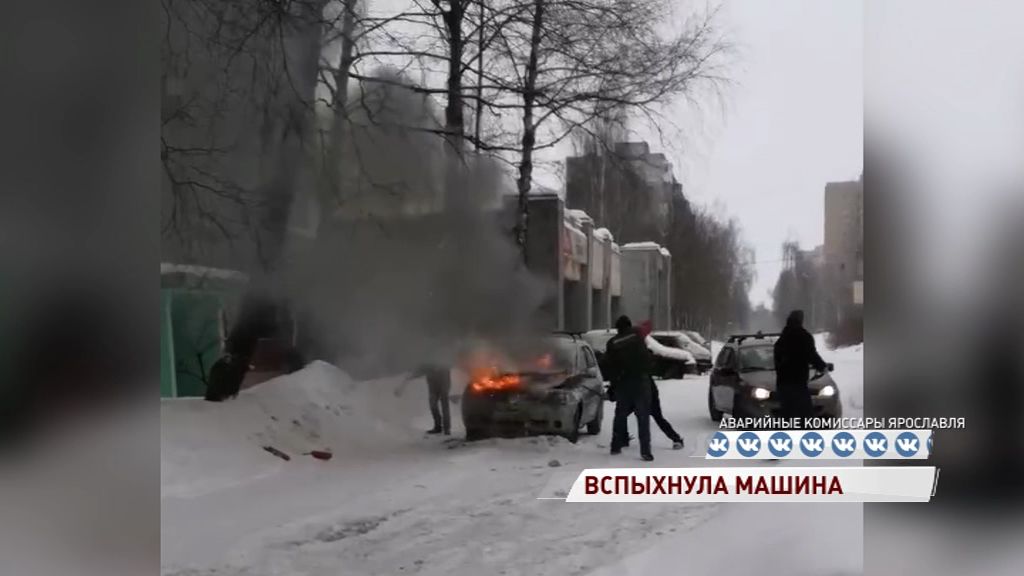 Тушили снегом: в Брагине полыхала легковушка