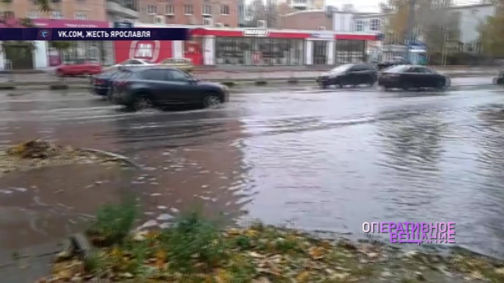 Проспект Толбухина ушел под воду из-за забившейся листвой ливневки