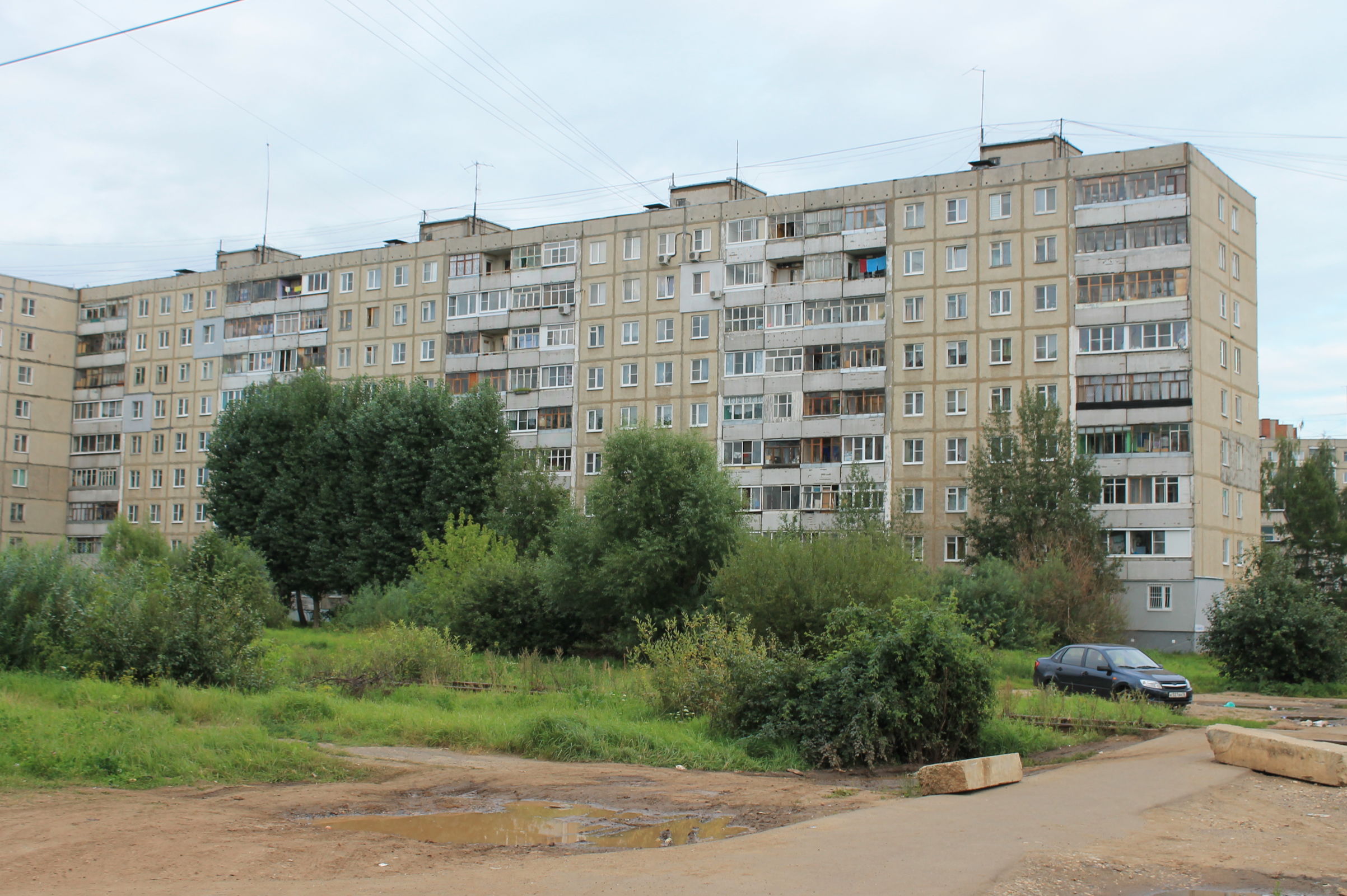 В Заволжском районе Ярославля из окна высотки выпала девушка