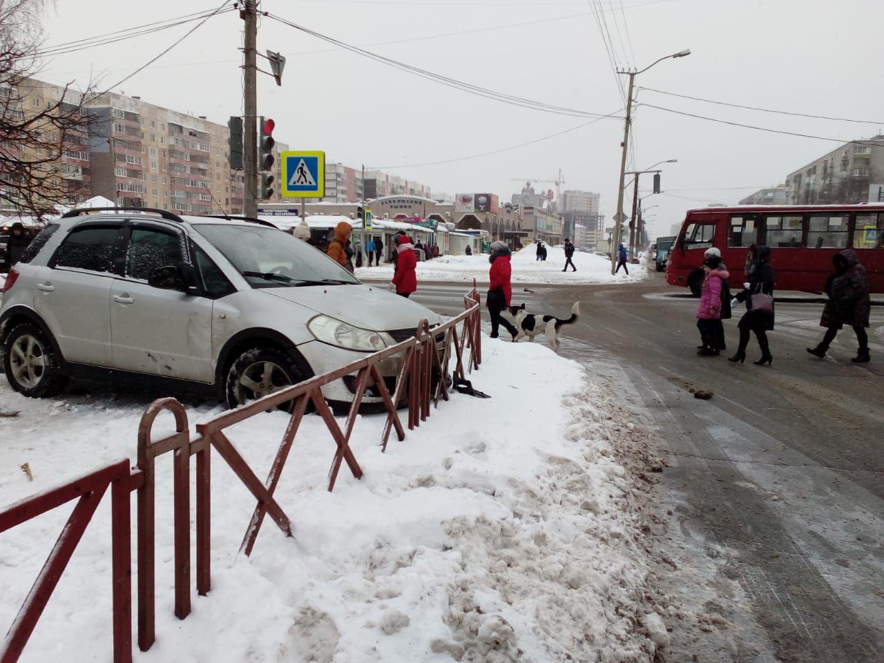 В Ярославле столкнулись маршрутка и легковушка: автомобиль отлетел в пешеходов