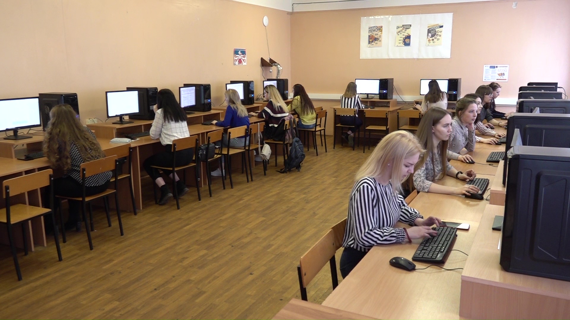 Студенты ярославских колледжей ответили на вопросы по бюджету в рамках областного конкурса