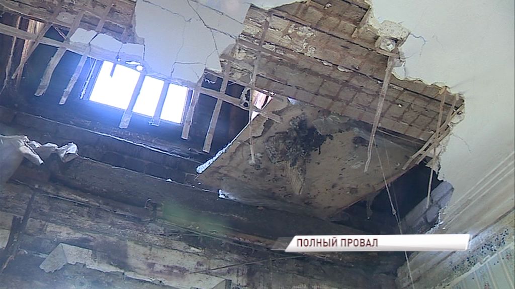 В доме, который расселят к 2025 году, обрушился потолок