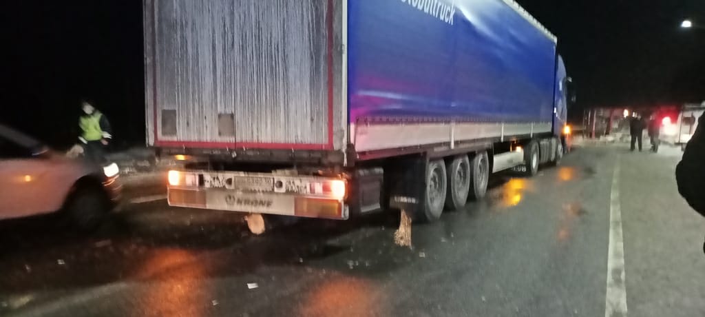 Из-за аварии автобуса с лесовозом движение на трассе М-8 Ярославской области не затруднено