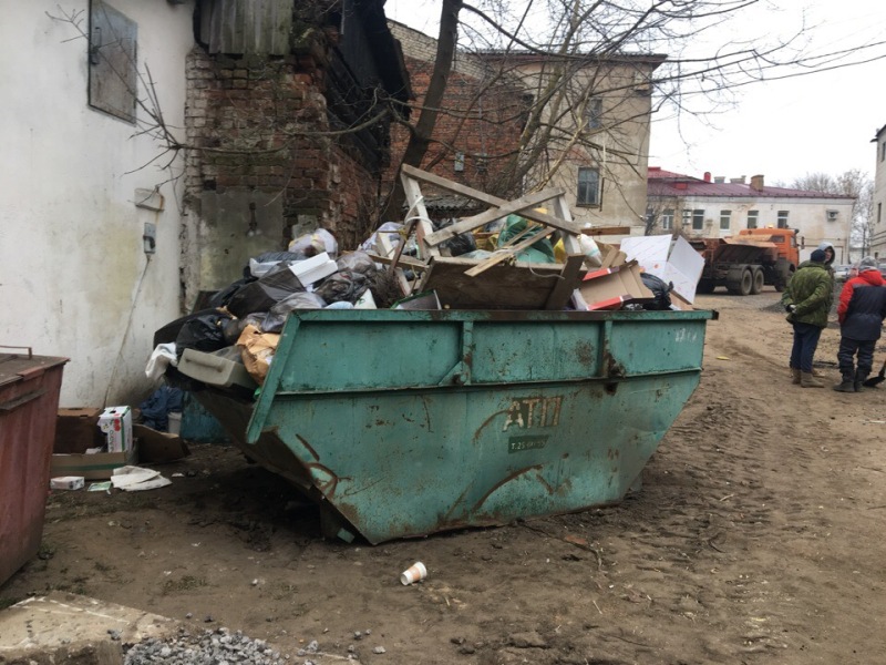 Жители Рыбинска пожаловались на чужой мусор в своих контейнерах