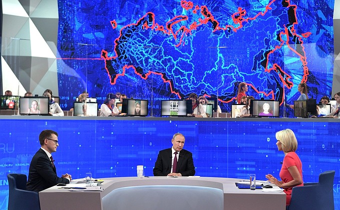 Во время прямой линии Владимир Путин объяснил суть закона об оскорблении власти