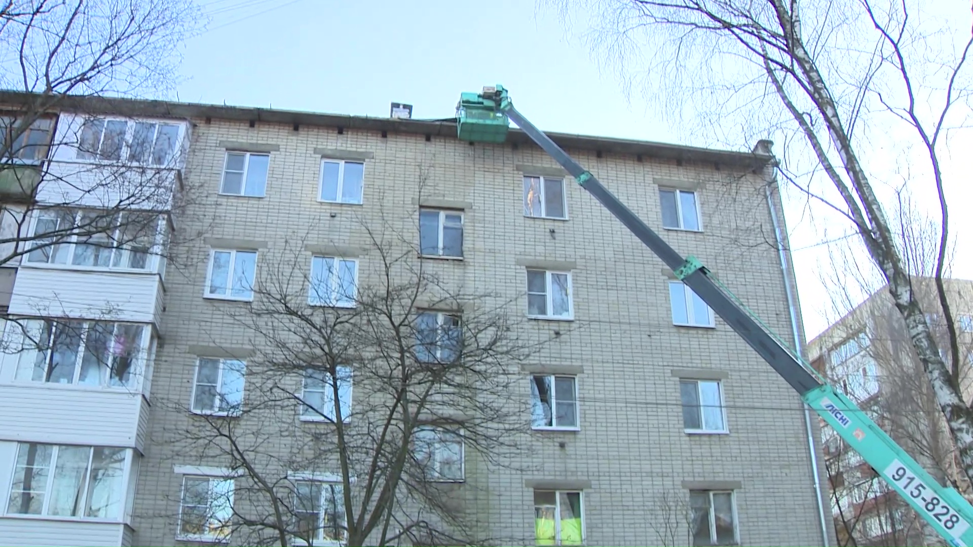 Жители дома на Ньютона, у которых унесло крышу, дождались ремонта кровли