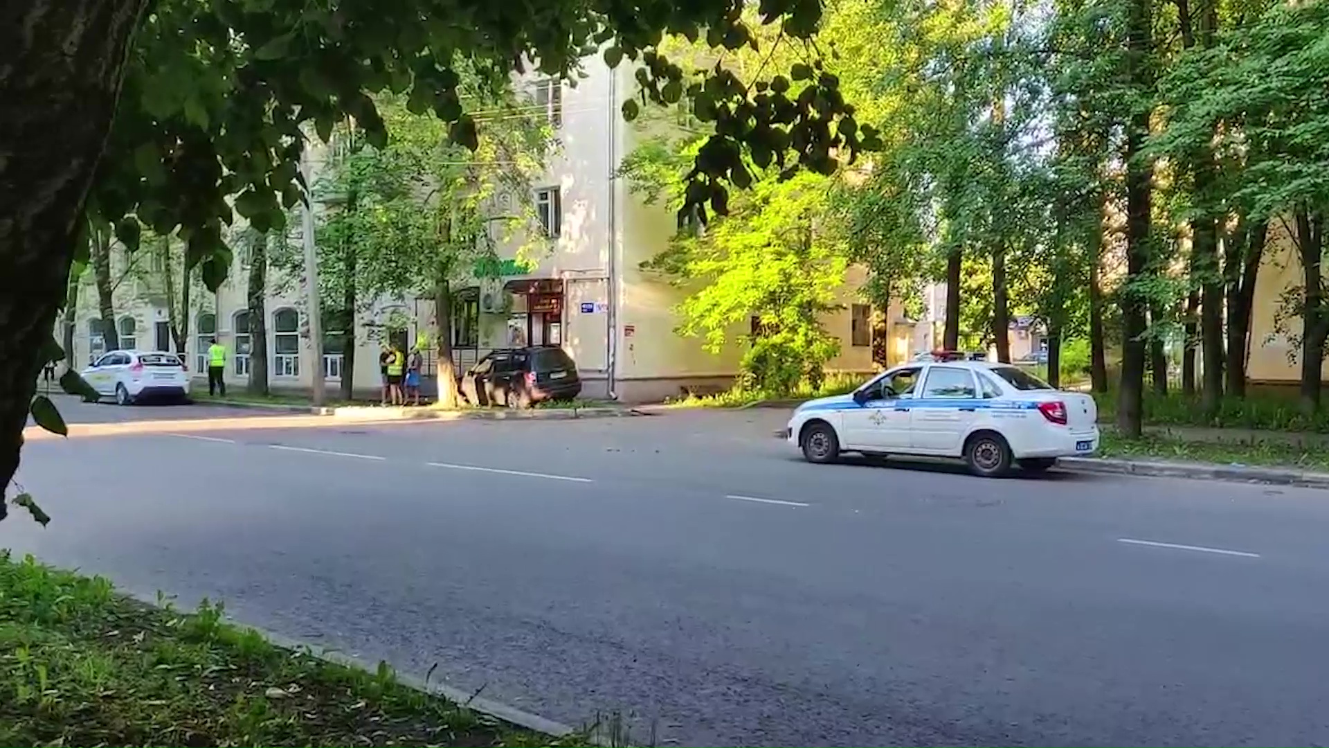 В Ярославле паркетник улетел прямо в дом