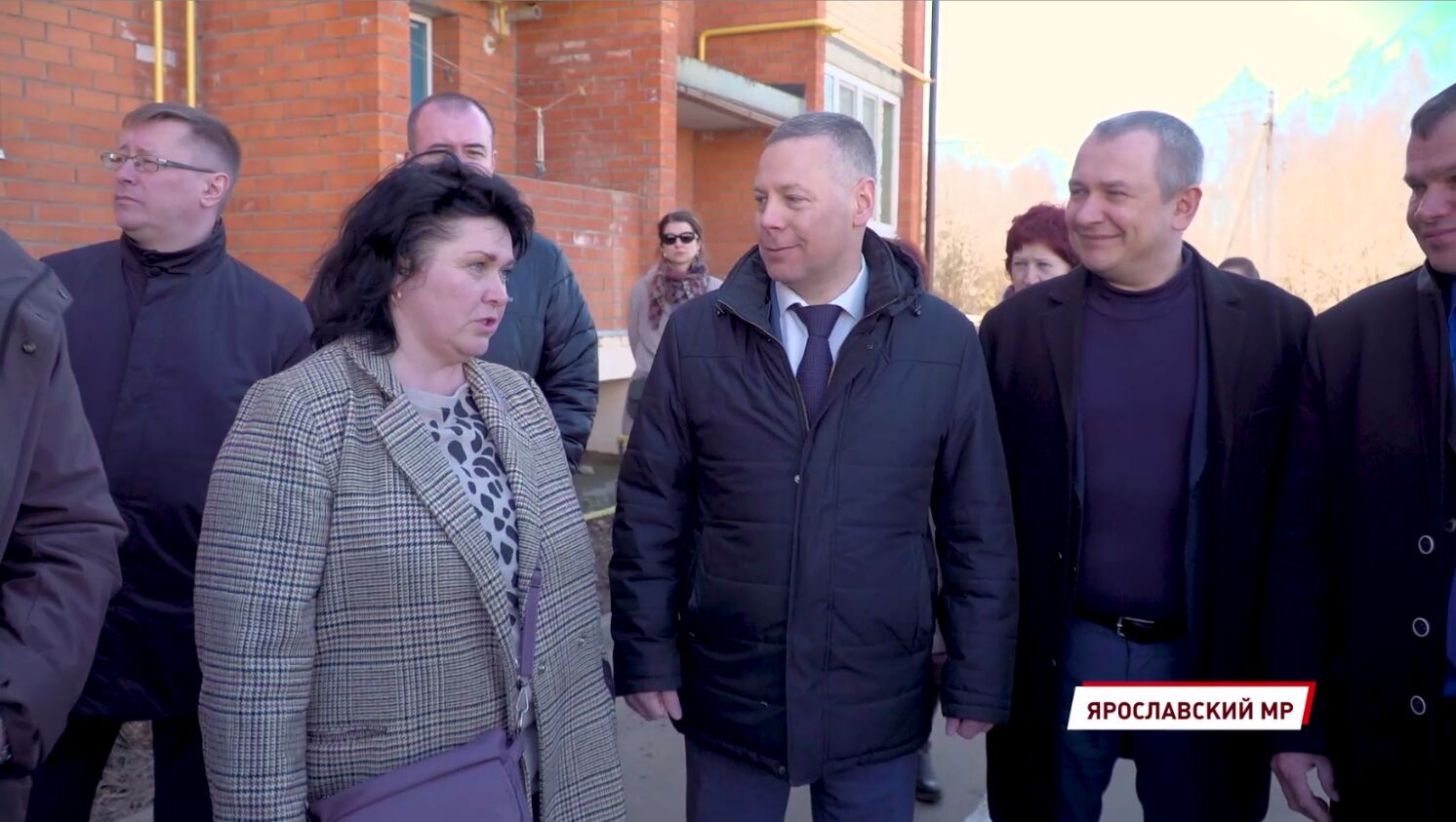 Почему в сельскую библиотеку приезжают люди из соседних деревень, и что значит «умная» спортплощадка: Михаил Евраев с рабочим визитом посетил Ярославский район