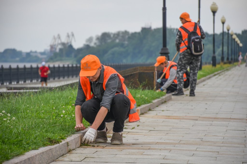 Более 2300 подростков смогли получить временную работу в этом году