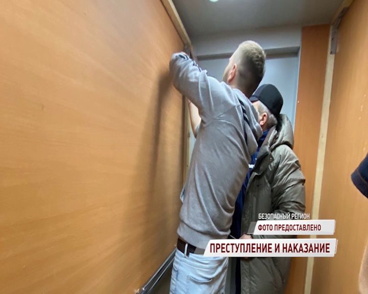 Олень, два Деда Мороза и девушка с чулком на голове починили лифт, который разгромили