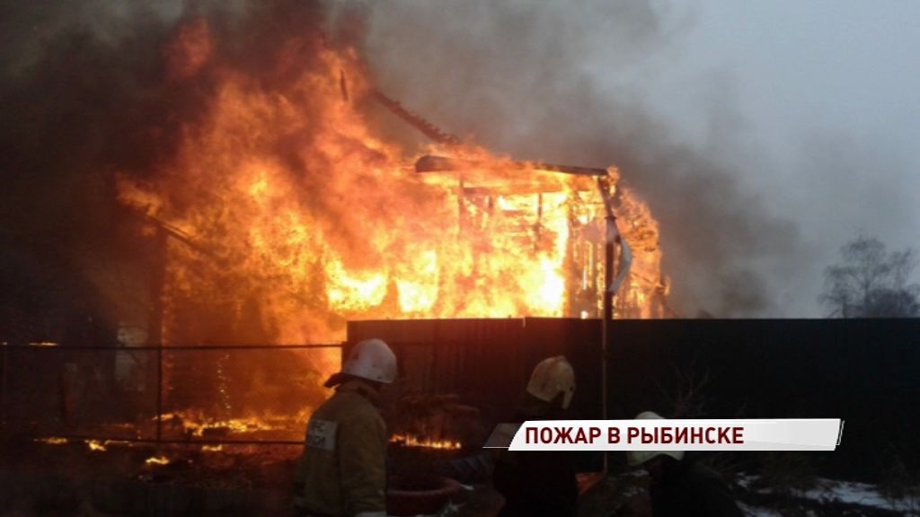 Сильный пожар в Рыбинске: полыхал дом на Большой Вольской