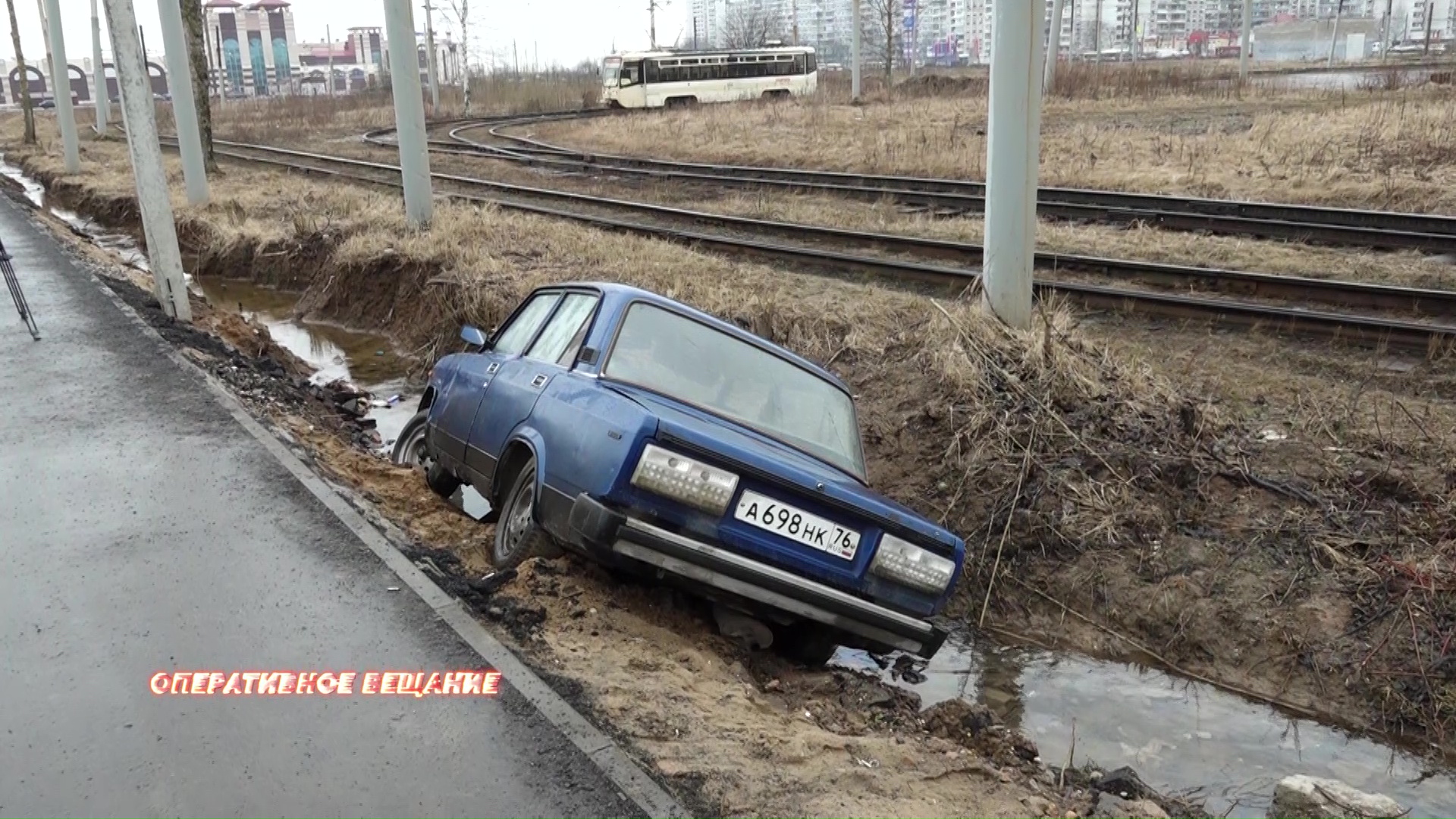 На Ленинградском проспекте водитель бросил «семерку» в ручье после неудачного дрифта