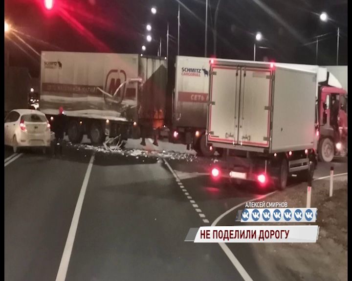 В Ярославле дорогу не поделили грузовик и фура