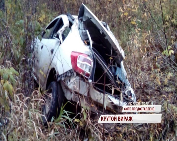 В Угличе легковушка улетела в кювет и перевернулась