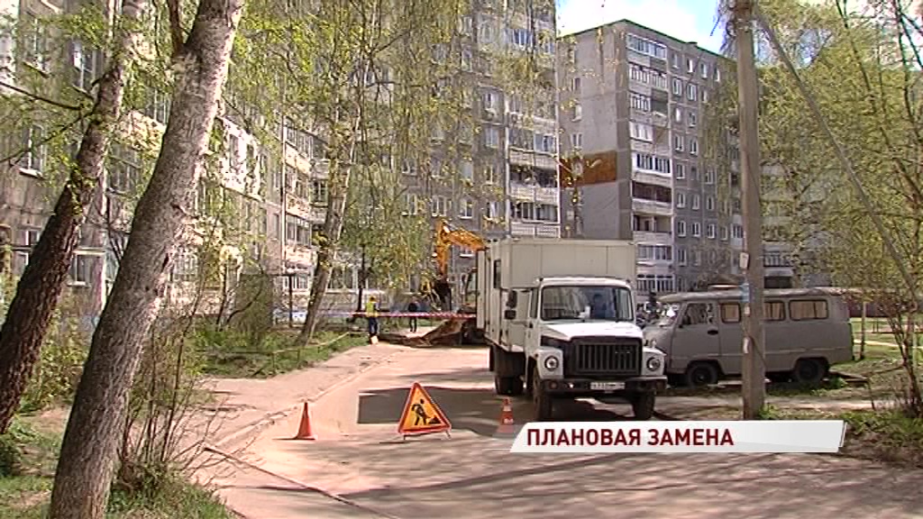Прослужат век: во дворе по проезду Доброхотова меняют водопровод
