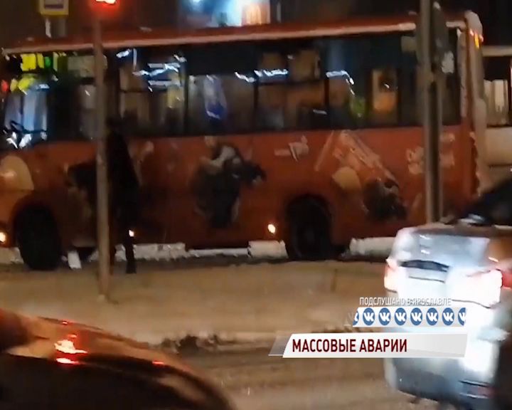 ВИДЕО: В Ярославле водители ПАЗа и «Ниссана» решили дорожный конфликт кулаками
