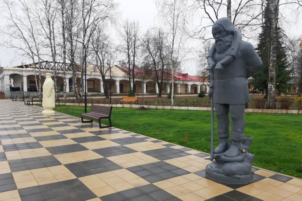 Площадь и сквер в центре Данилова оформили в виде необычной шахматной аллеи