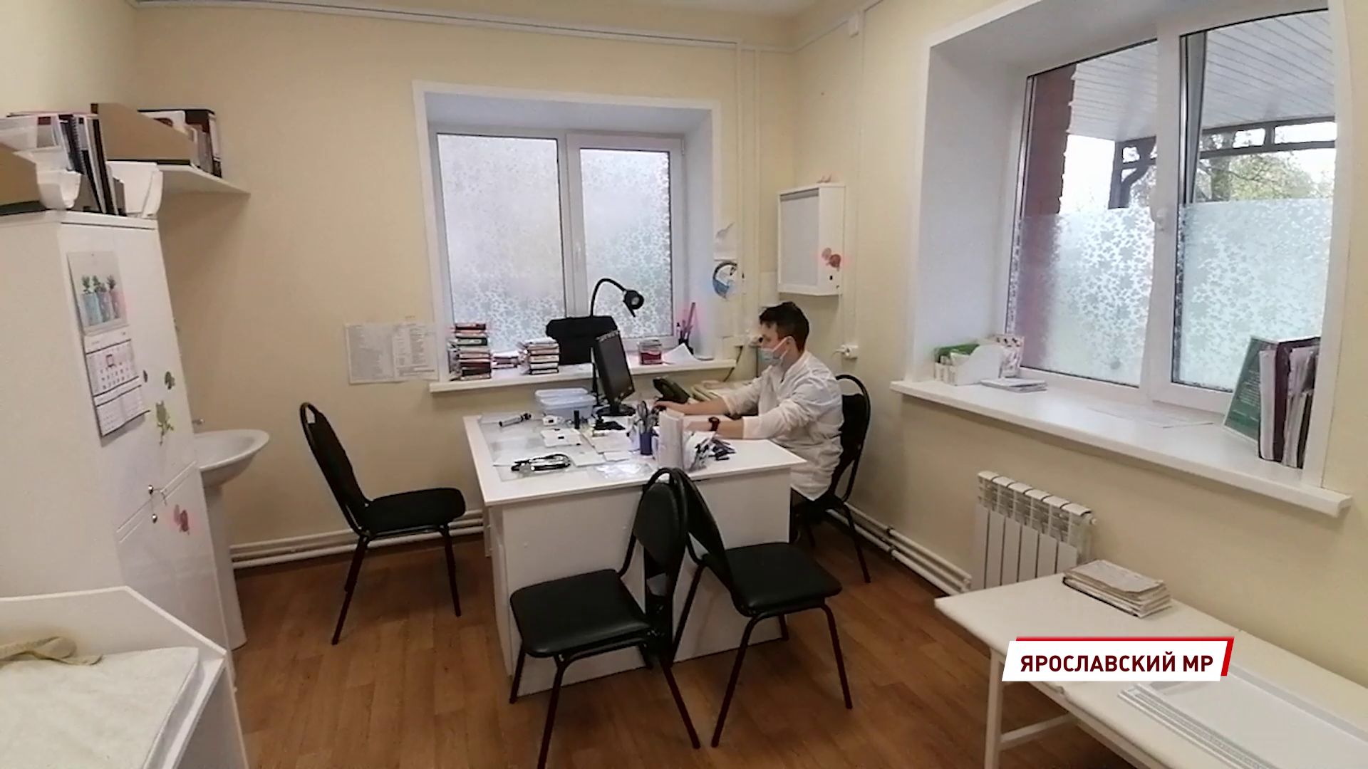 В новой амбулатории поселка Красный бор врачи и медсестры помогают регистратору
