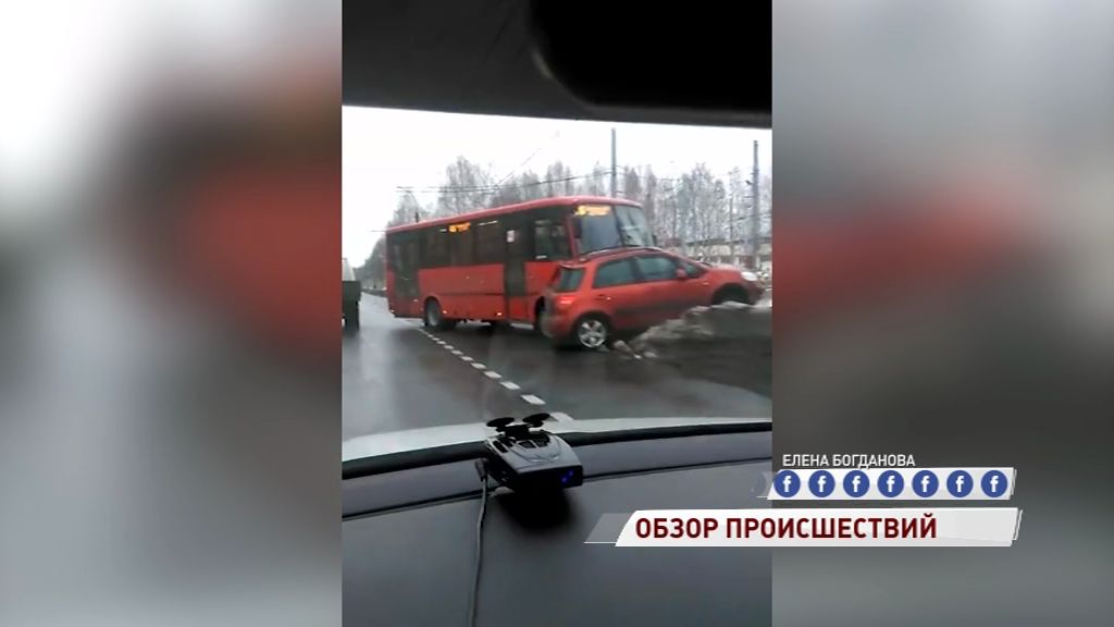 У трамвайного депо столкнулись маршрутка и легковушка