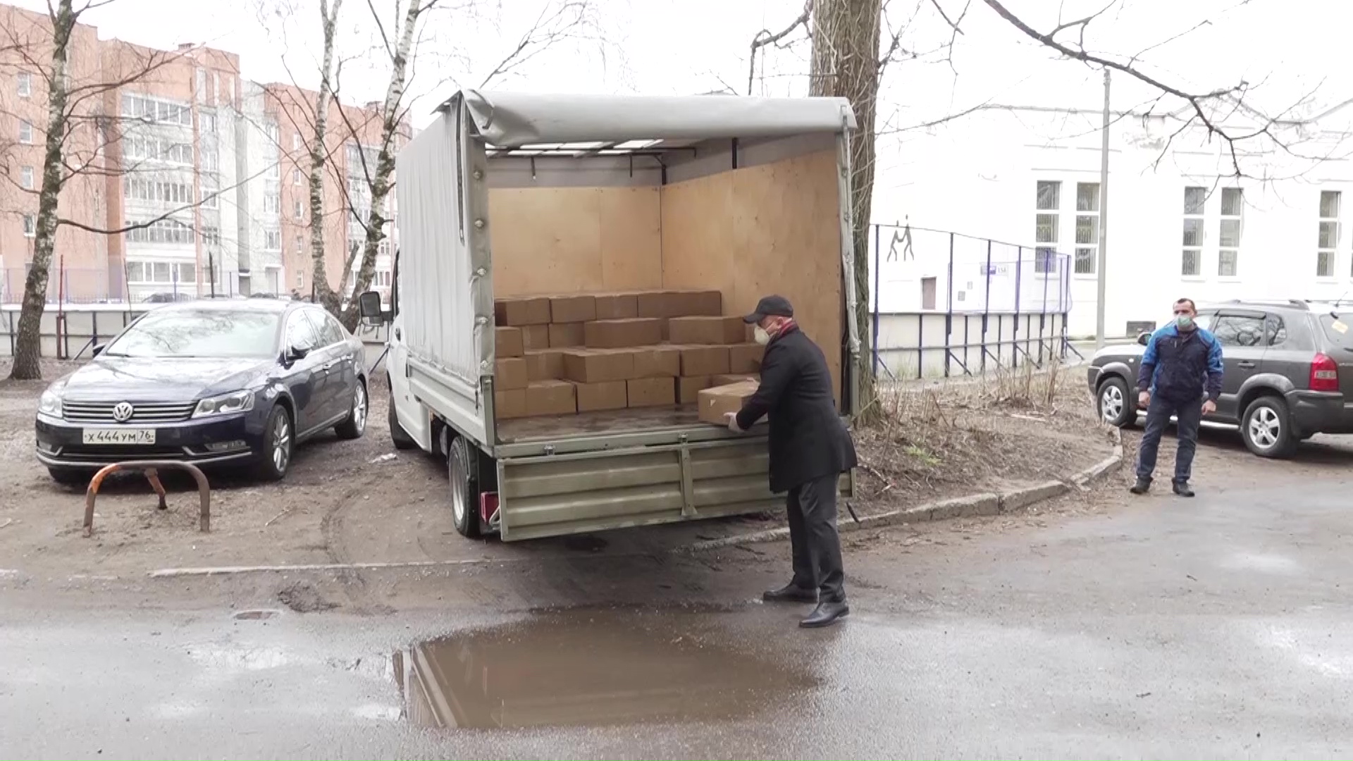 Пожилым людям, живущим в Ярославской области, вручают продовольственные и медицинские наборы