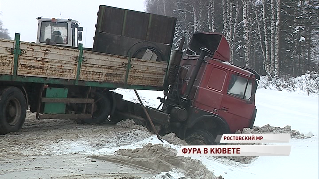 На трассе М-8 фура слетела с дороги: частично перекрыто движение на трассе