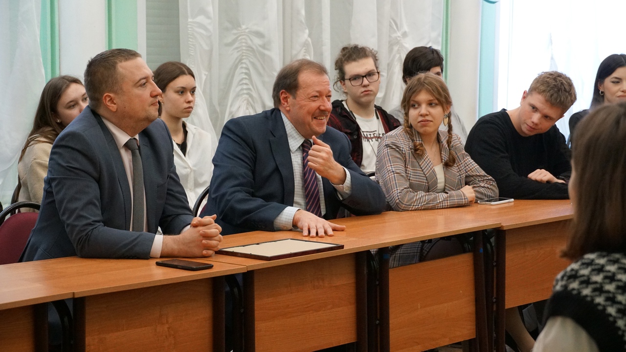 Сенатор Российской Федерации Александр Русаков пообщался со старшеклассниками ярославской школы 37