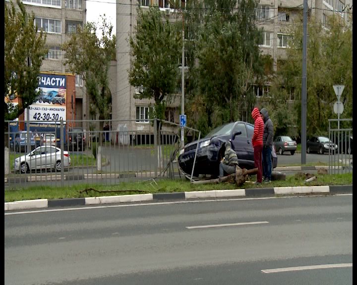 На Московском проспекте иномарка «запуталась» в заборе